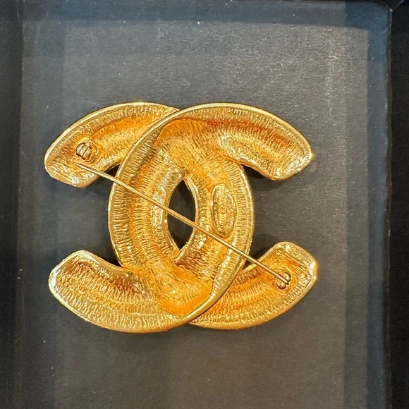 CHANEL Vintage Gold-Tone CC Matelesse Logo Brooch. Authentic, pre-loved. - Picture 3 of 11
